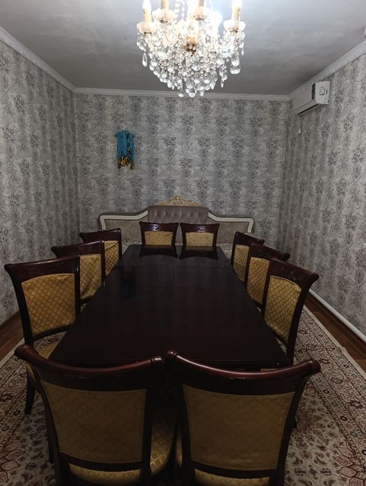 Стол и стулья из дерева