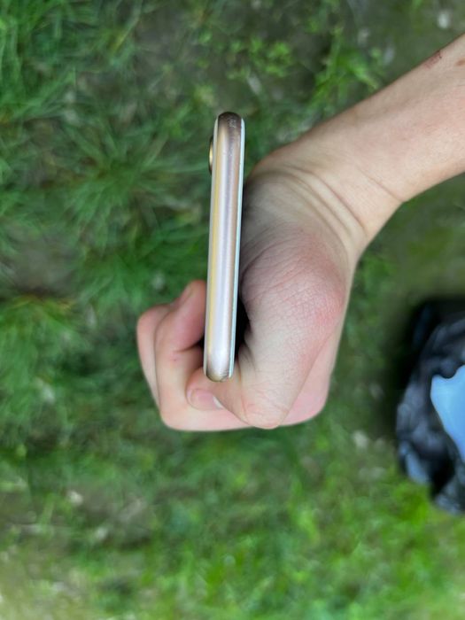 Iphone 8 colati yaxshi xamma joyi  ishledi ekranida singan joyi bor