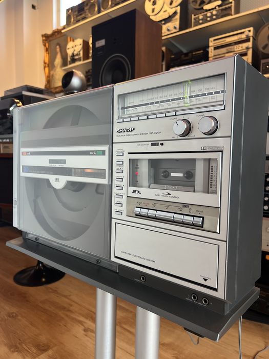 Sharp VZ-3000 – Sistemul audio cu pickup vertical, deck și radio, care redă automat ambele fețe ale vinilului
