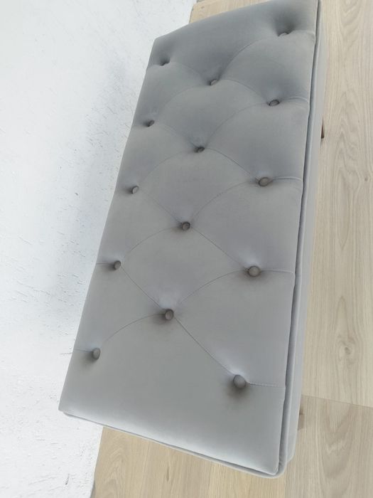 Vând bancuta din catifea gri, model cu nasturi, chesterfield