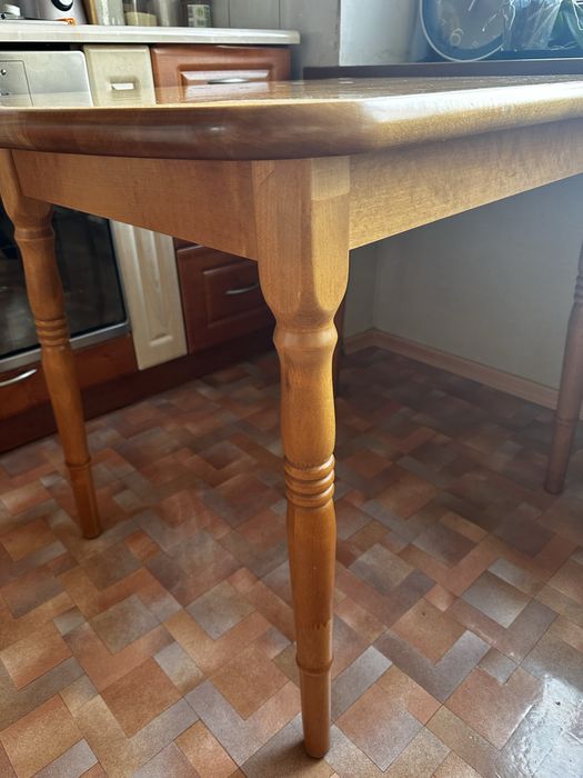 Стол и стул кухонные из дерева