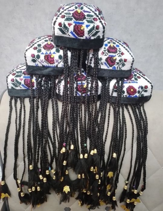 Узбекская национальная женская тюбетейка с косичками и яркими узорами.