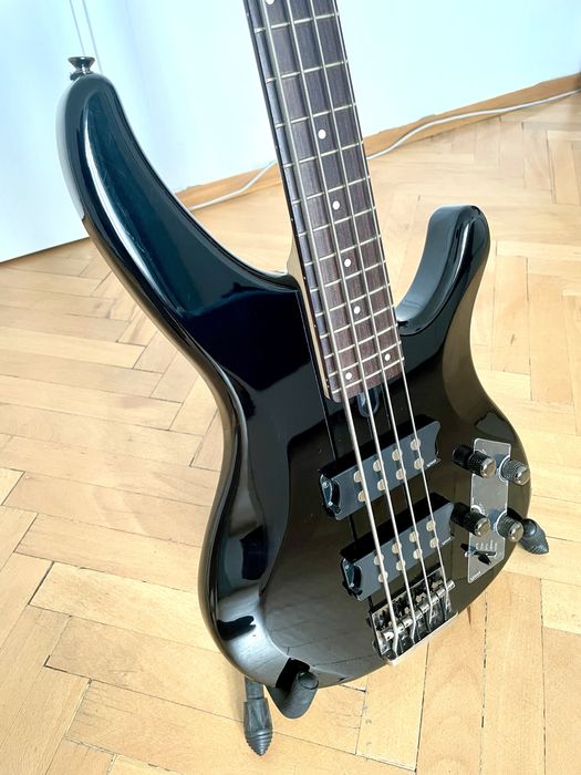Yamaha TRBX304 Black + Fender калъф + нов комплект D’Addario струни