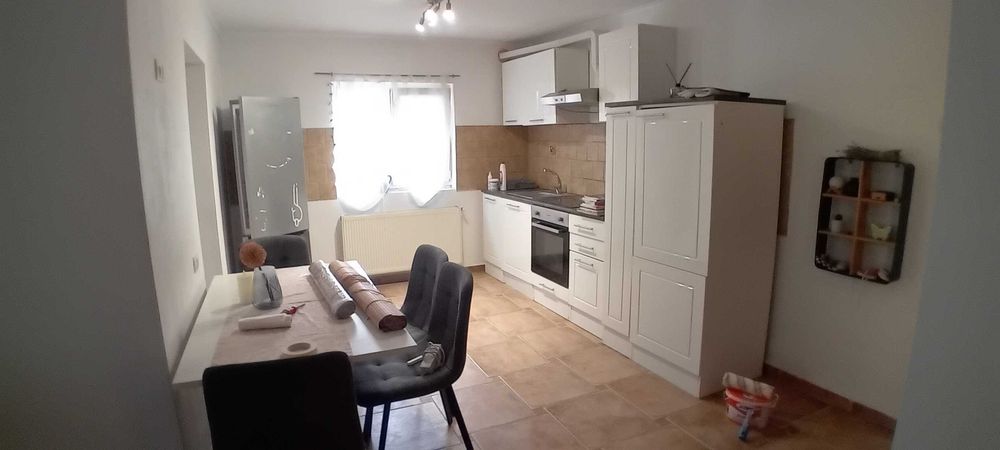 Inchiriez ap 3 camere la casa