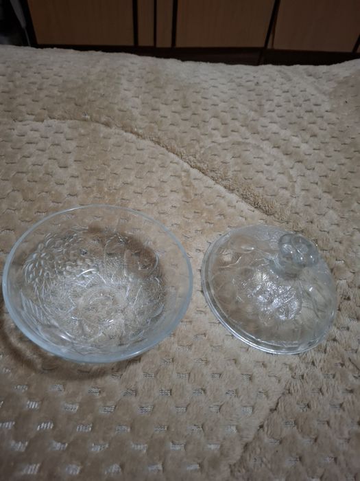 Продавам стъклена кристална бонбониера