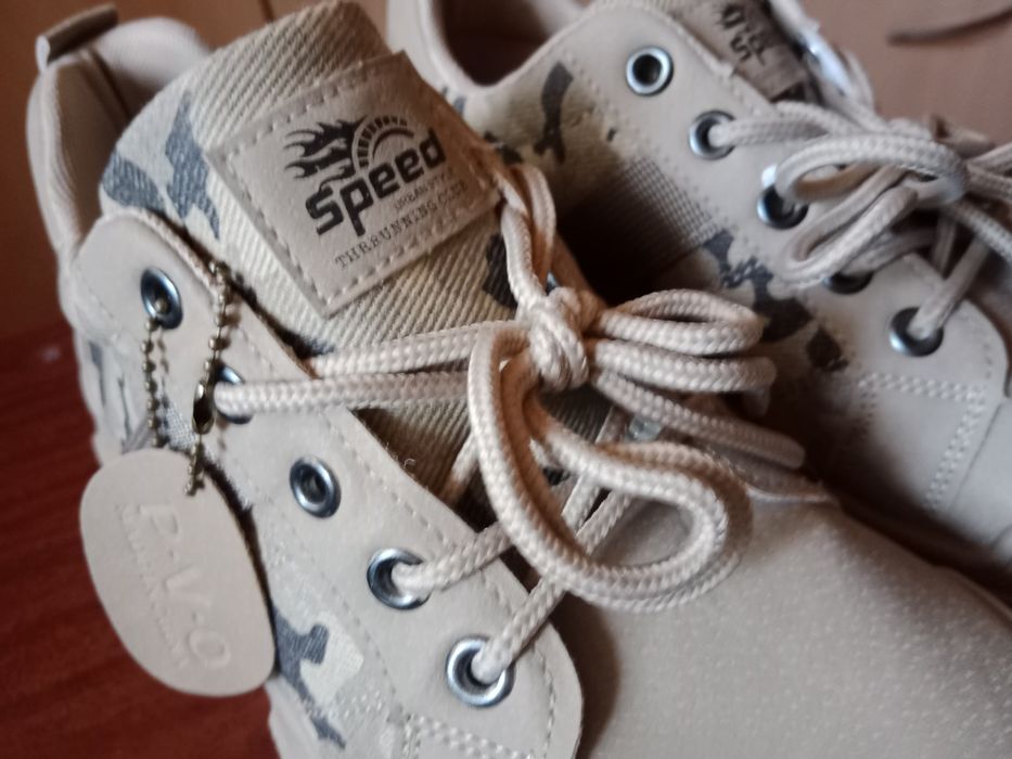 Мужские кроссовки р.41-42