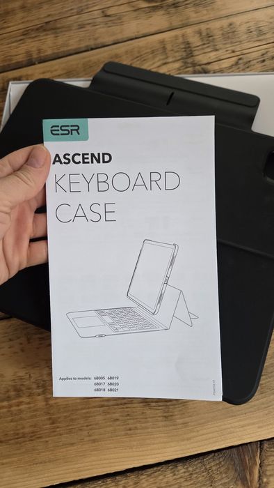 Tastatură cu husă ESR Ascend Keyboard Case pentru iPad – NOUĂ