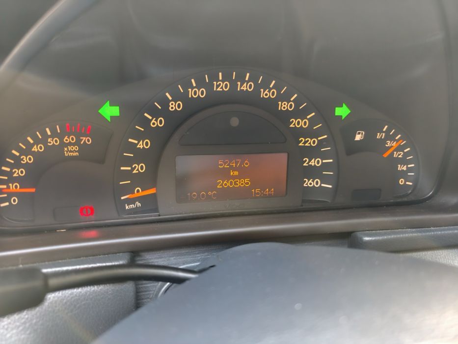 Mercedes C 200 Kompressor 163 к.с. | Газ/Бензин | Кожа | GPS | Парктроник | 2 комплекта гуми