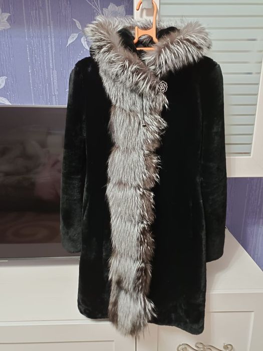 Шуба с мехом чернобурки
