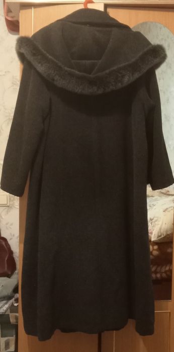 Продам пальто женское зимнее.