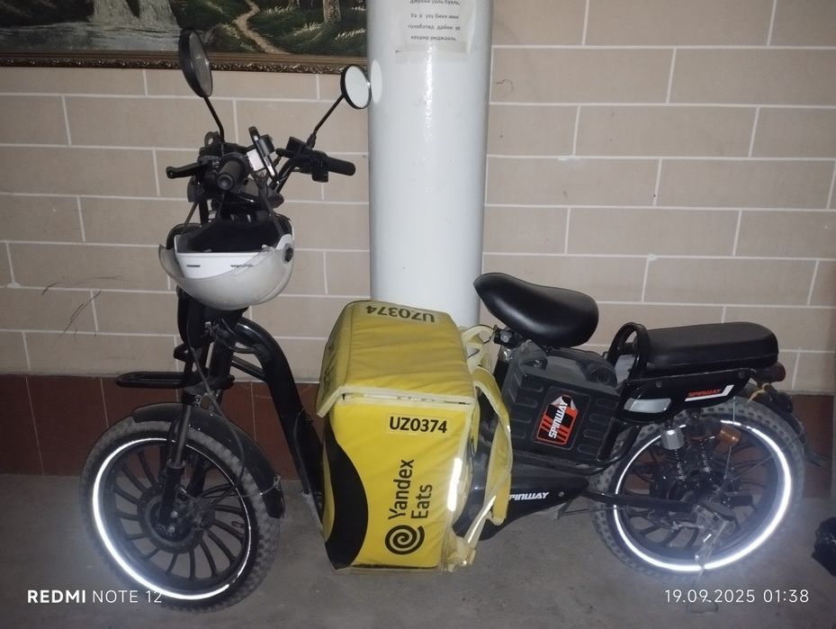 Электровелосипед и простой велосипед вместе