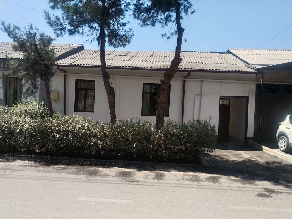 Uy xovli sotiladi
