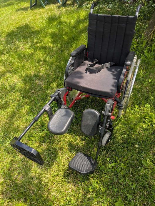 Carucior pliabil pentru persoane cu probleme speciale