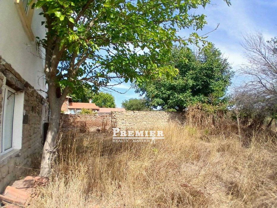 Къща с голям потенциал в село Загорци,