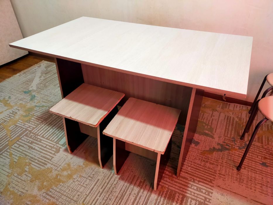 Продам стол с табуретками