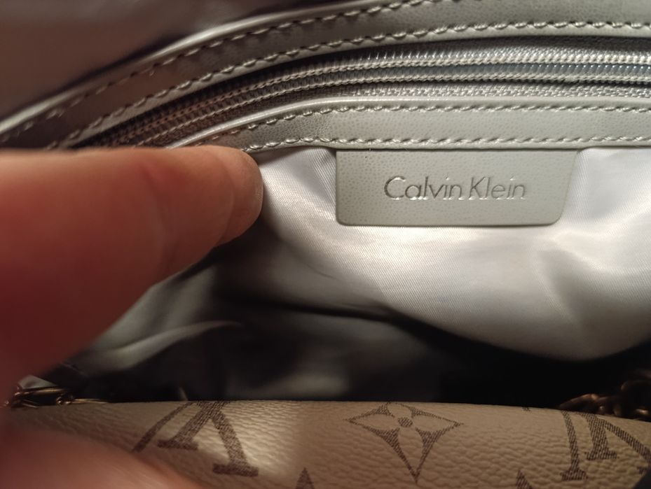 Две големи чанти.