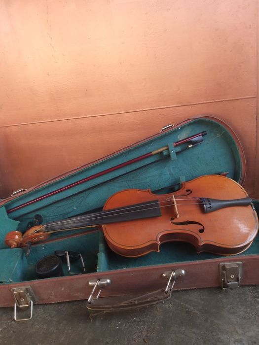 Скрипка с футляром