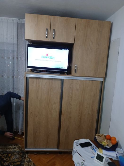 Vând dulap cu uși culisante