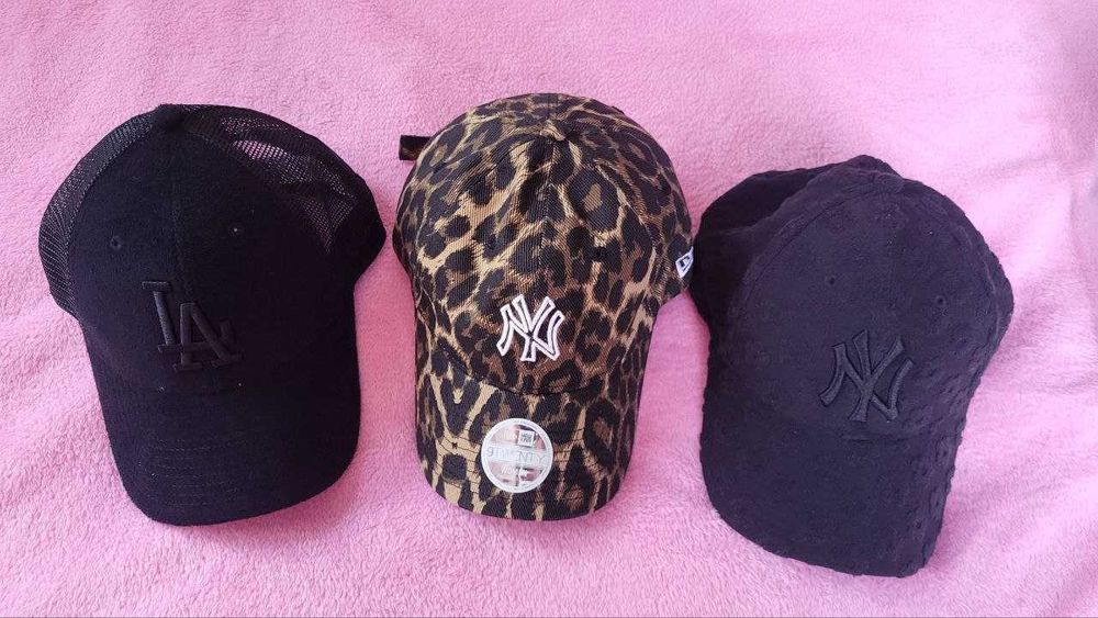 Дамски шапки с козирка