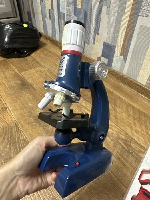 Игрушечный микроскоп