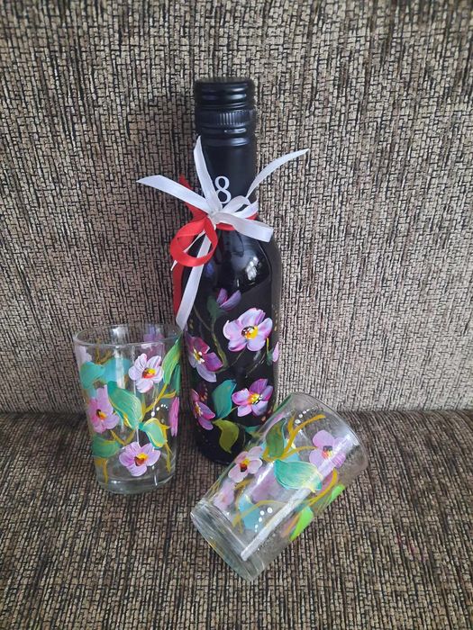 Pahare și sticle cu vin pictate manual