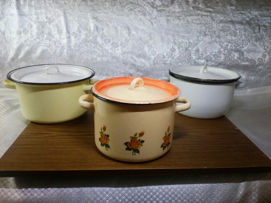 эмалированные кастрюли.