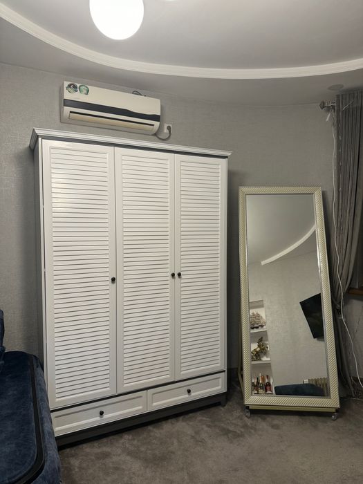 Почти новый шкаф стиль неоклассика