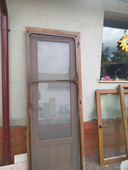 Vand geam+usa exterior+plase insecte pret negociabil