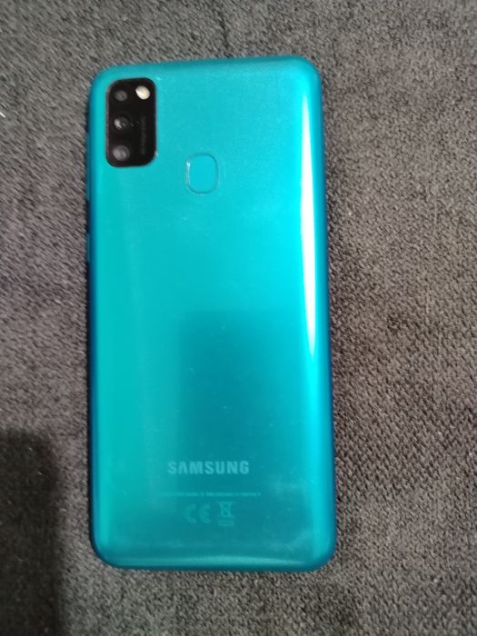 Samsung Galaxy M21 cu display-ul spart sau defect. Placa este buna