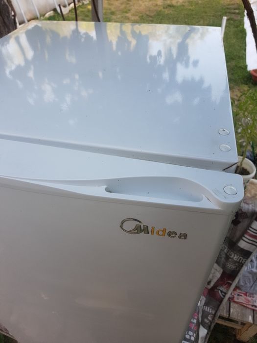Малък хладилник Midea.