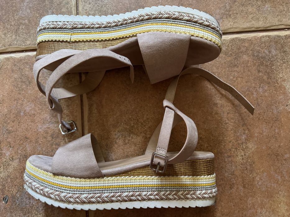 Sandale cu platforma roz pal marime 35
