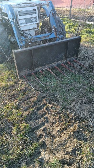 Vând încărcător frontal