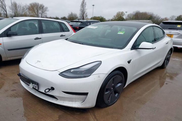 Dezmembrez Tesla Model 3 1