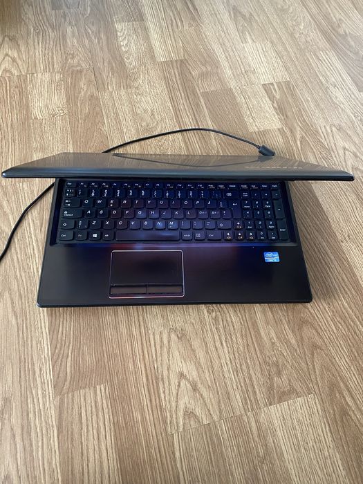 Laptop Lenovo intel core i5,Display 15,6 led,Windows 10 Pro,6gb ram,250gb memorie perfect functional cu incarcator