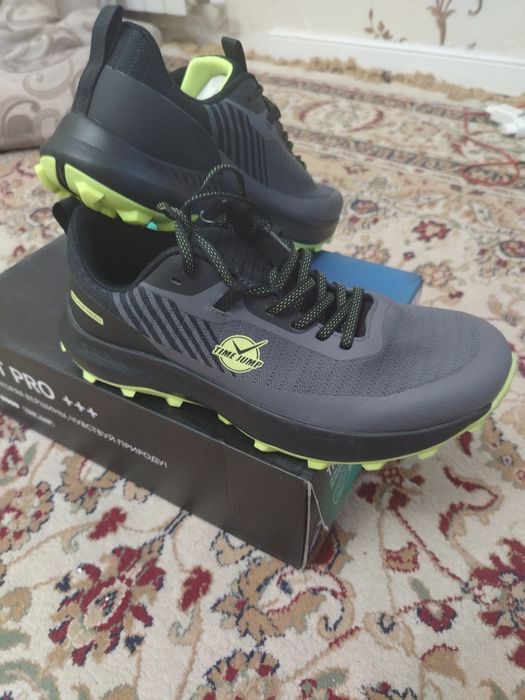 Продам трекинговые кроссовки