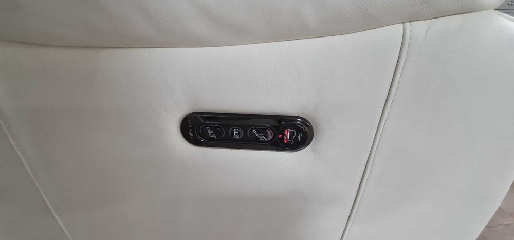 Бял кожен фотьойл La-z-boy с електрически релаксиращ механизъм