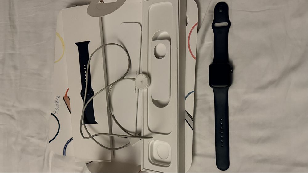 Apple watch SE с коробкой и оригинальной зарядко)