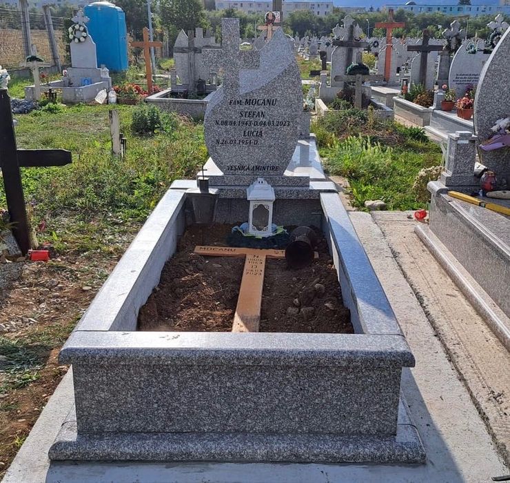 Monumente Funerare