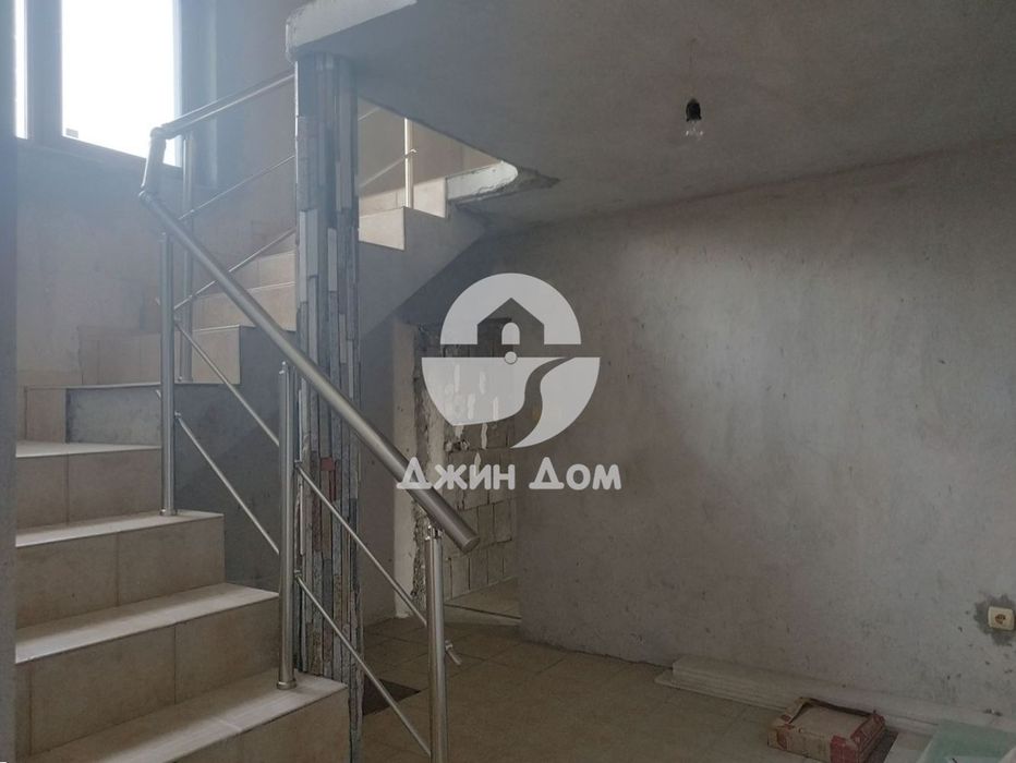 Двуетажна къща с двор в гр. Бяла