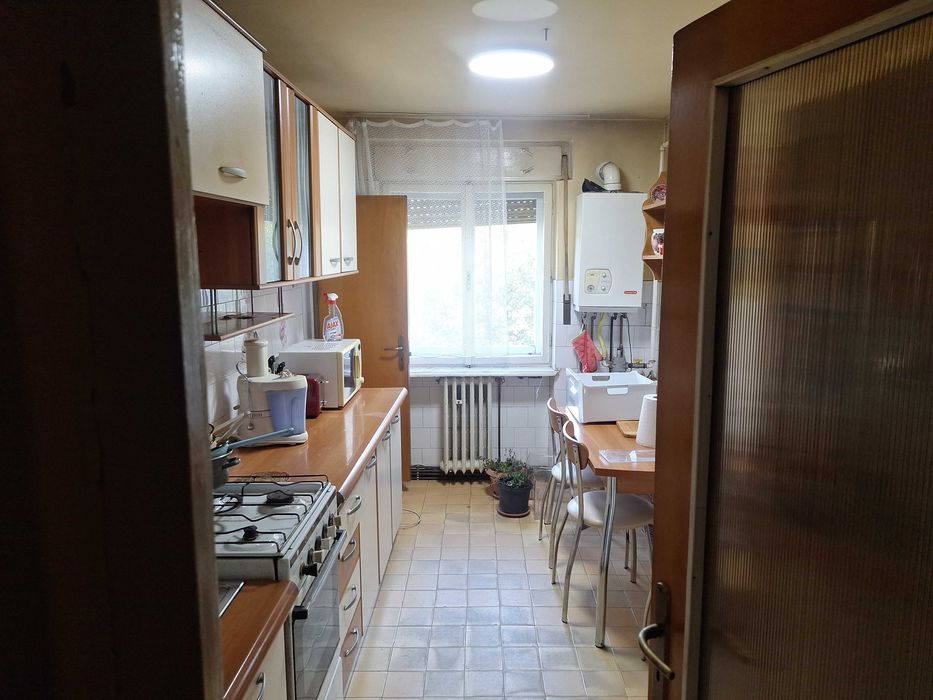 Vand apartament decomandat 3 camere , bucatarie ,2 bai, situat central