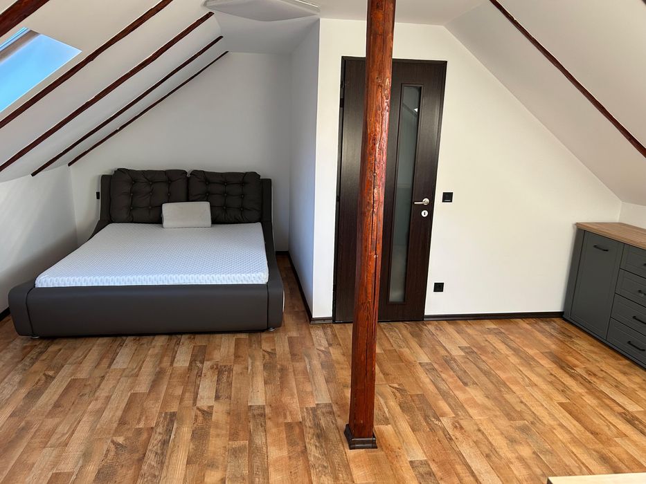 Vand apartament smart 3 camere -mansarda- loc de parcare-curte