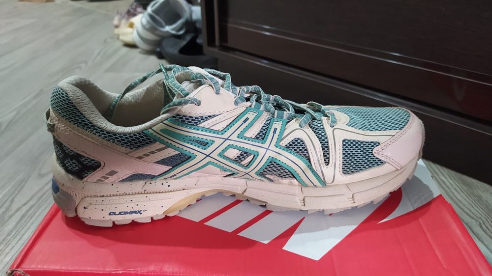 кроссовки ASICS .