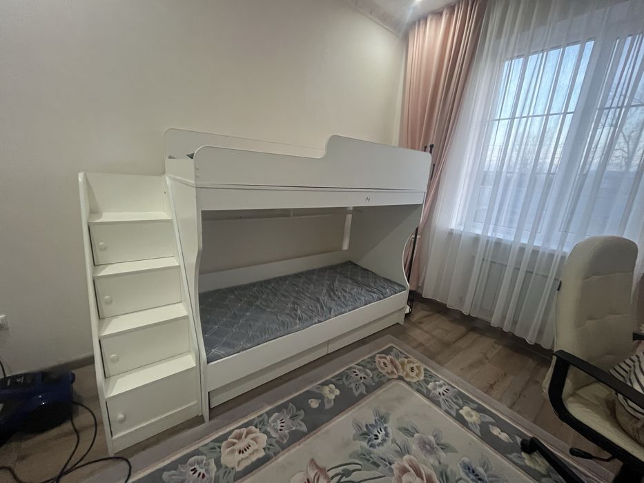 Двухъярусная кровать с лестницей и ящиками