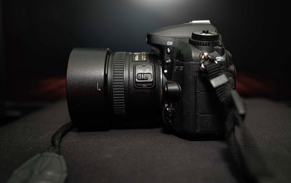 Nikon D7200 + 2 obiective si grip