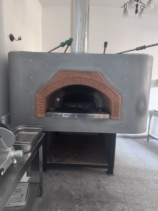 Cuptor pizza pe lemne
