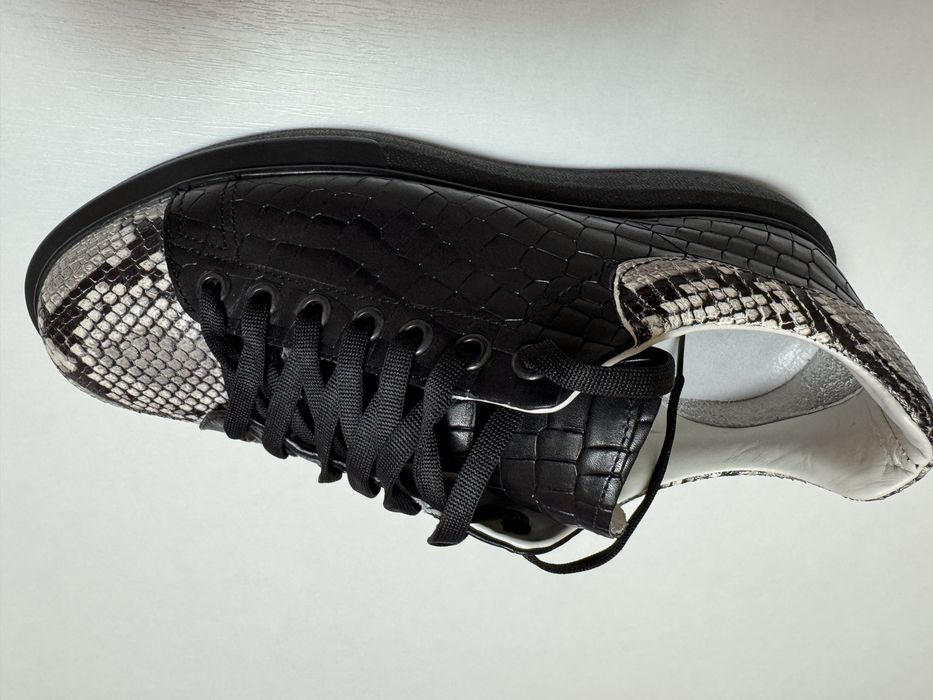 Vand sneakers alb negru