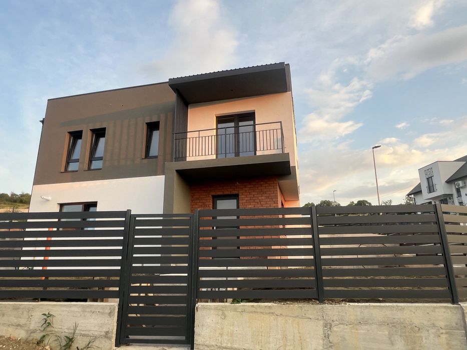 Duplex tip casă individuală – intrări opuse, 112 mp + terasă 25 mp