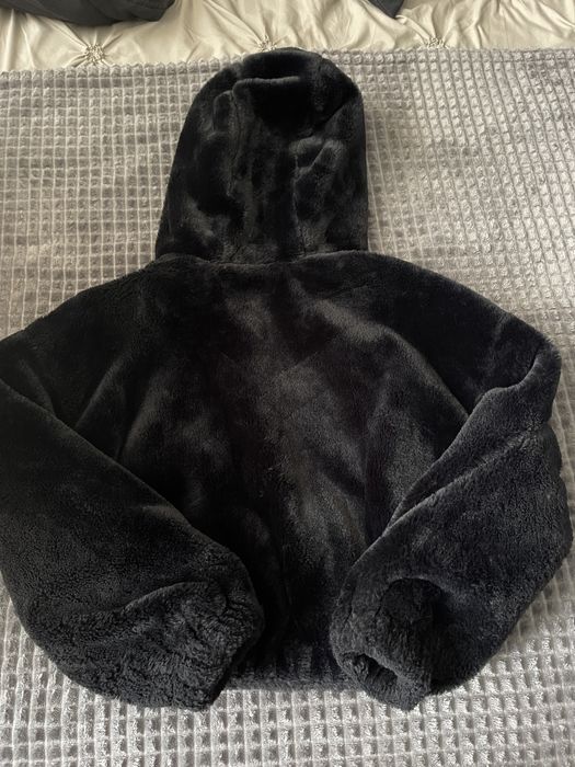 Черно пухкаво яке Bershka