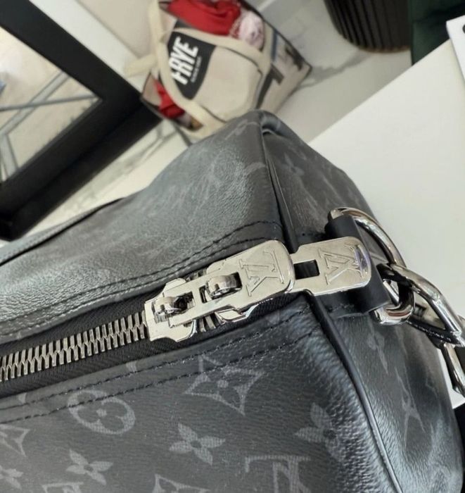 Geanta voiaj unisex, logo metalic, feronerie metalica inscriptionata, curea detasabila umăr, saculet, etichetă