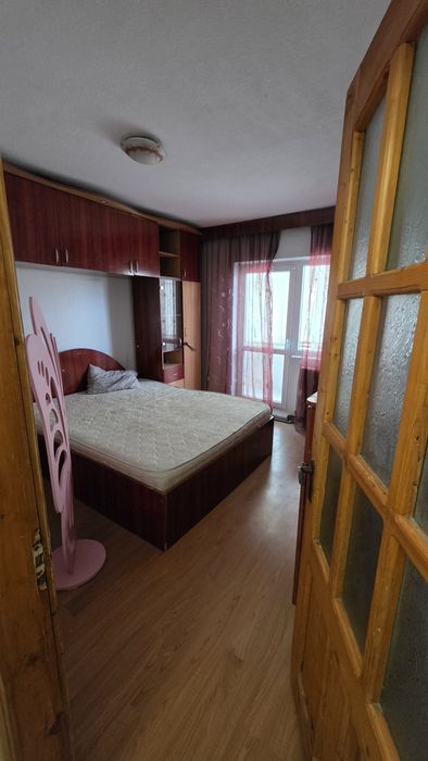 Vând 3 camere decomandate, etajul 1